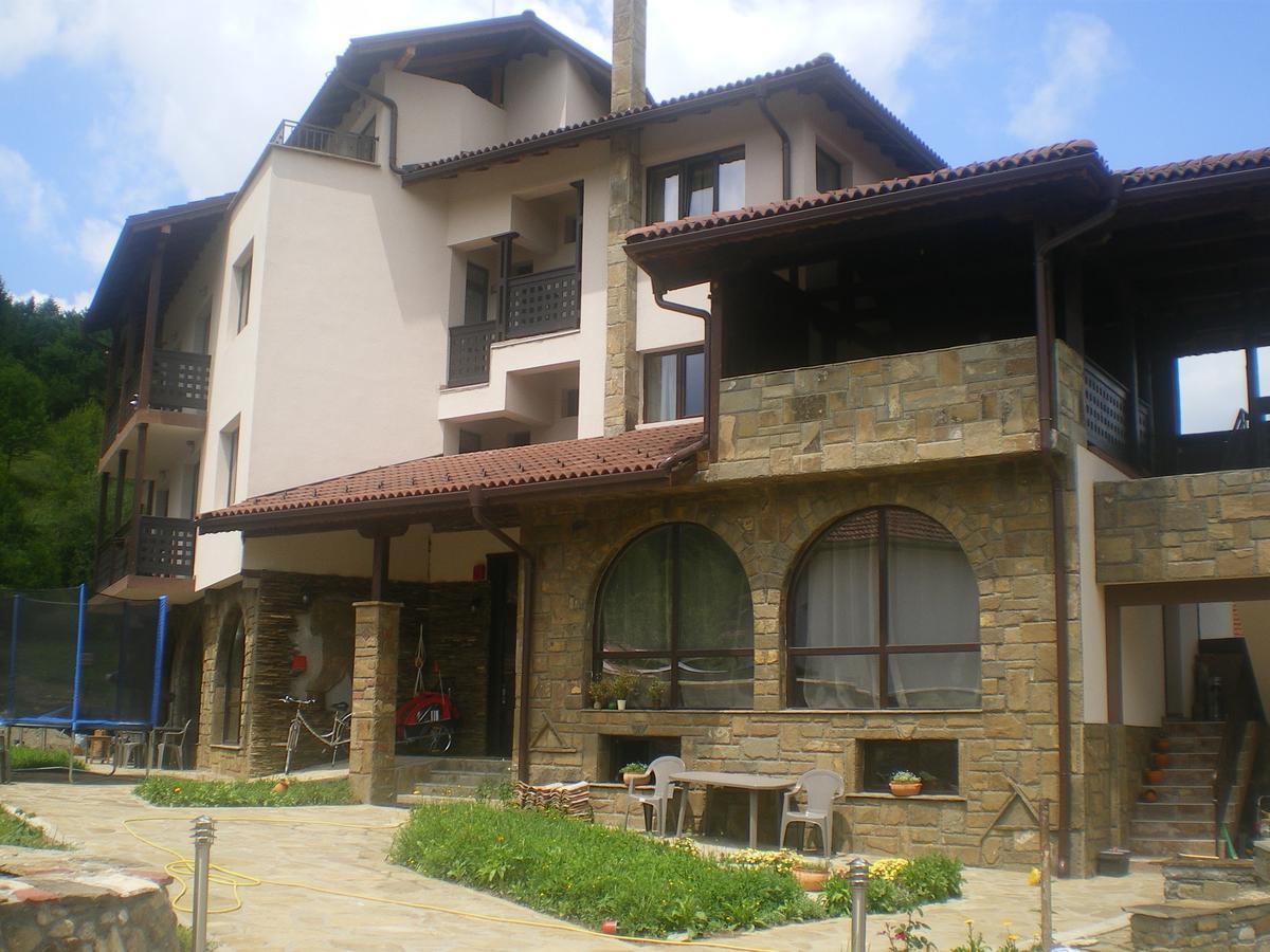 Family Hotel Balkana Aprilzi Exterior foto