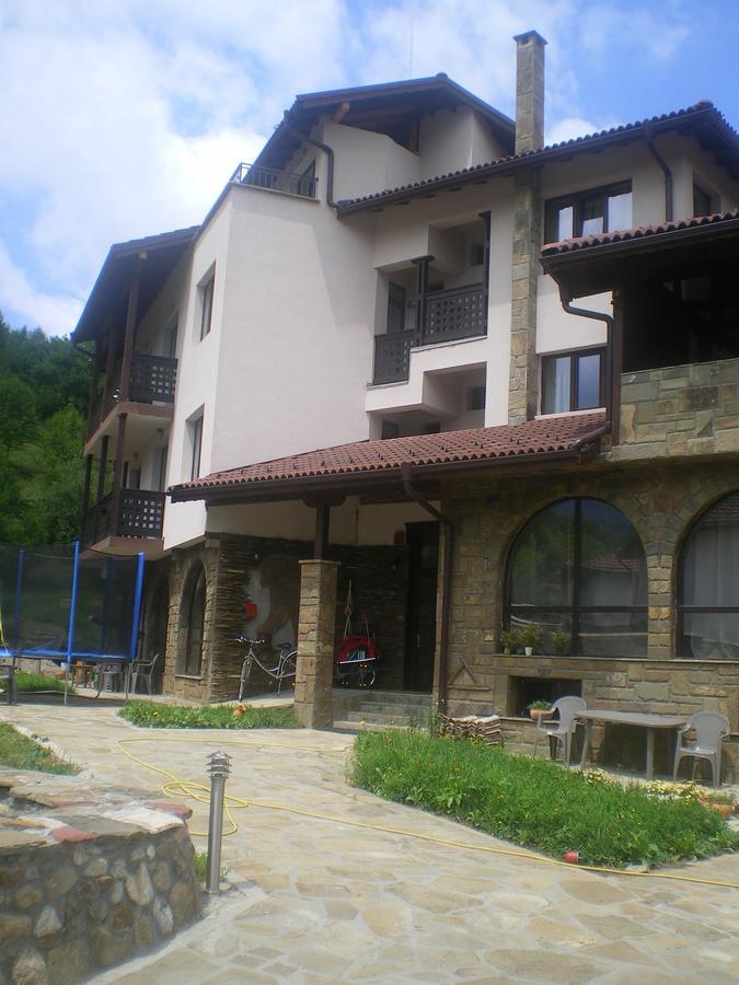 Family Hotel Balkana Aprilzi Exterior foto