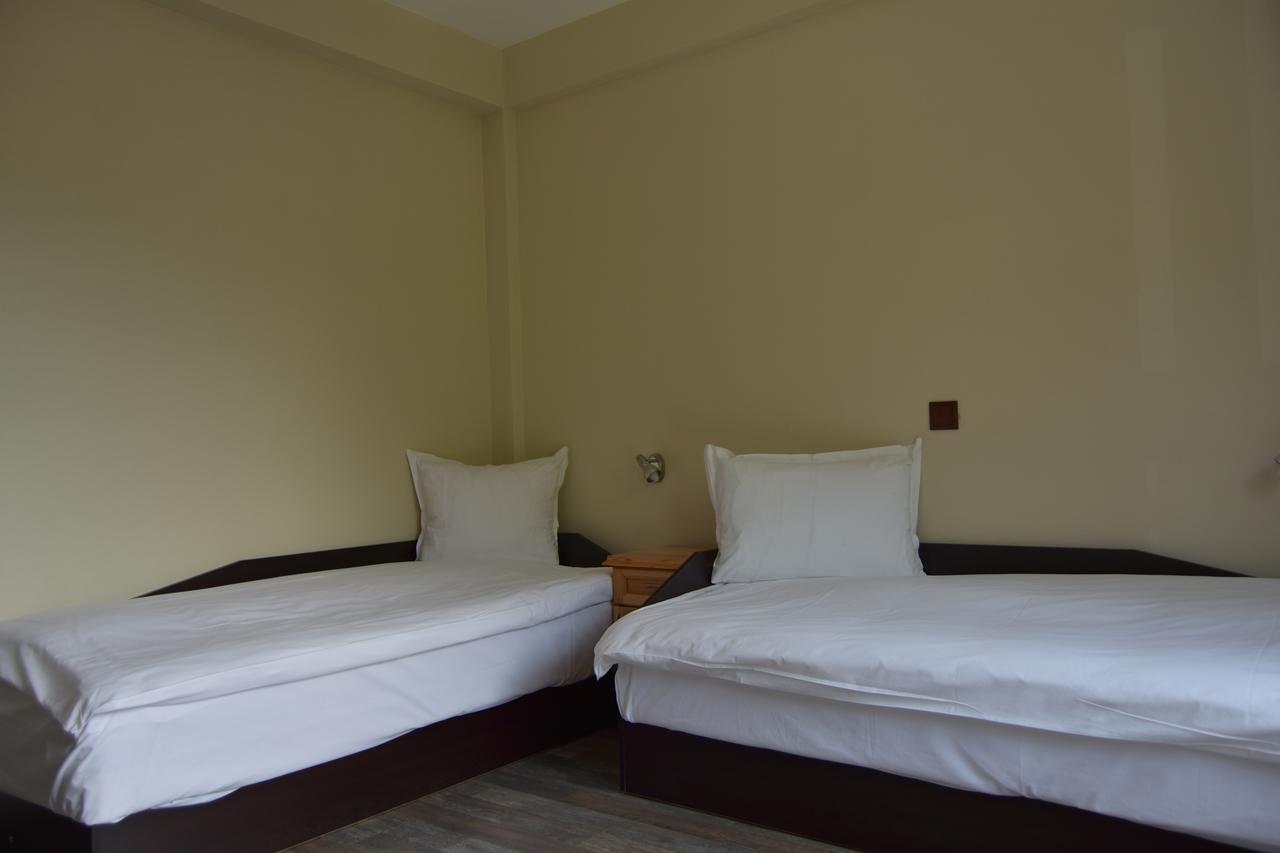 Family Hotel Balkana Aprilzi Exterior foto