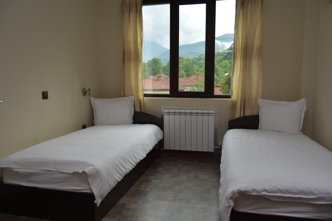 Family Hotel Balkana Aprilzi Exterior foto