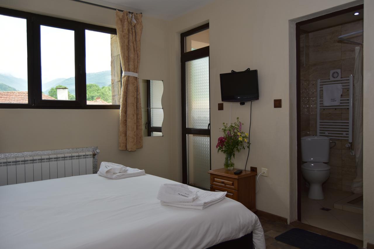 Family Hotel Balkana Aprilzi Exterior foto