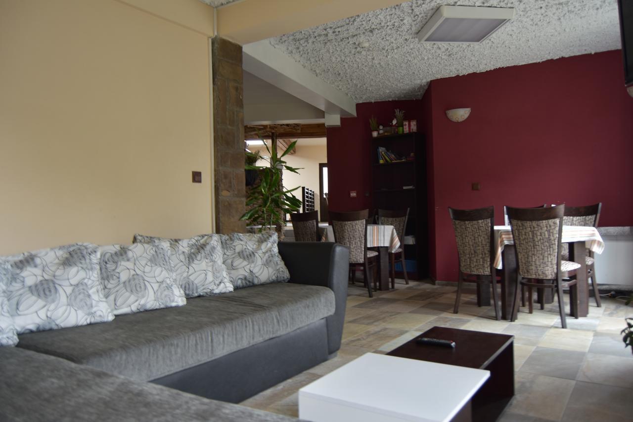 Family Hotel Balkana Aprilzi Exterior foto